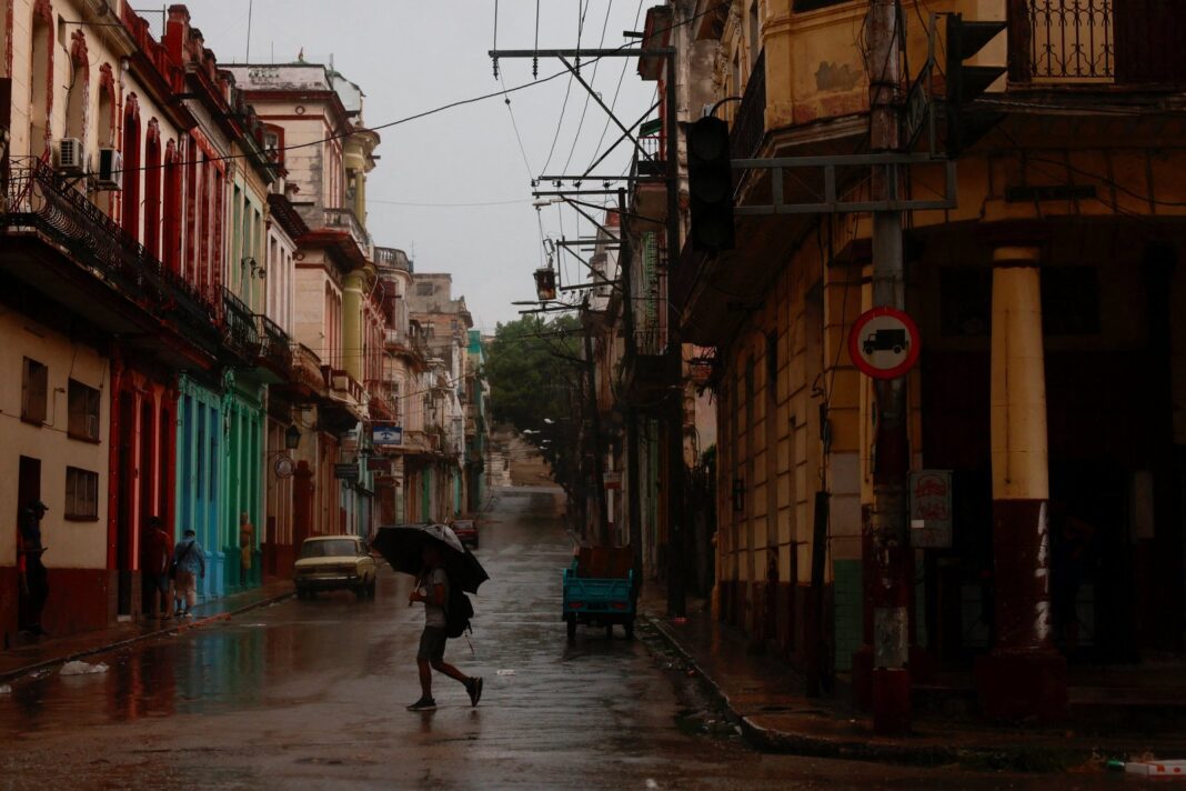 Vista nocturna de La Habana con cortes de luz