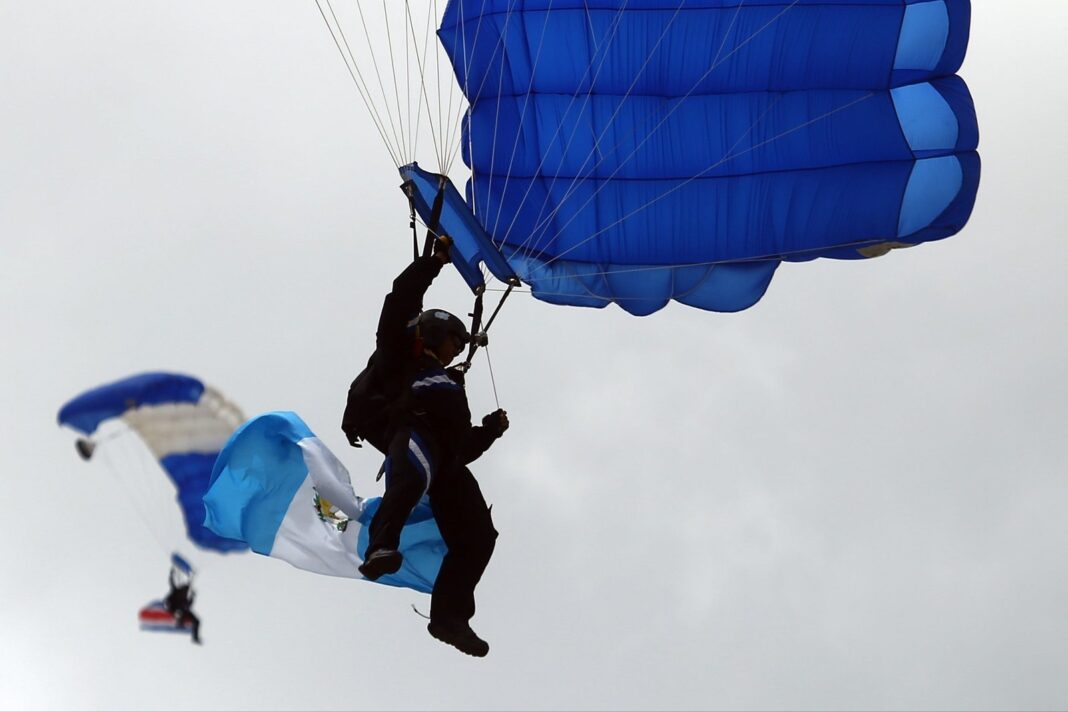 Paracaidistas militares de Honduras durante una exhibición