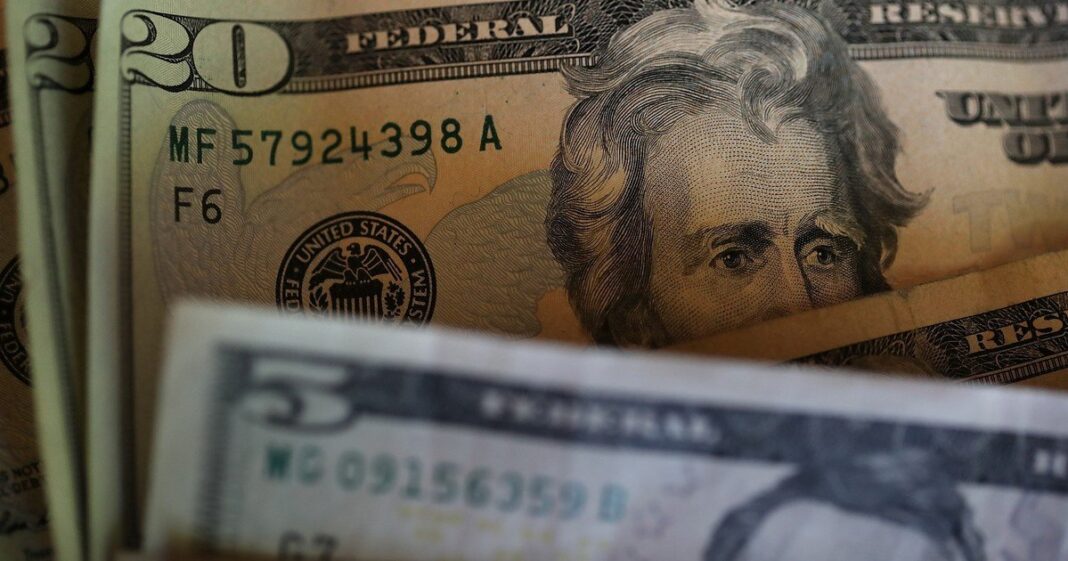Billetes de dólar y peso argentino sobre una mesa