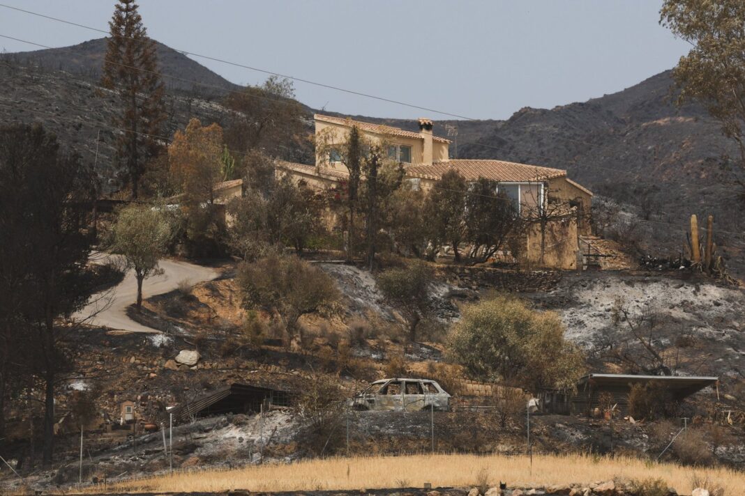 Incendio forestal en Los Gallardos, Almería, con columnas de humo y viviendas afectadas
