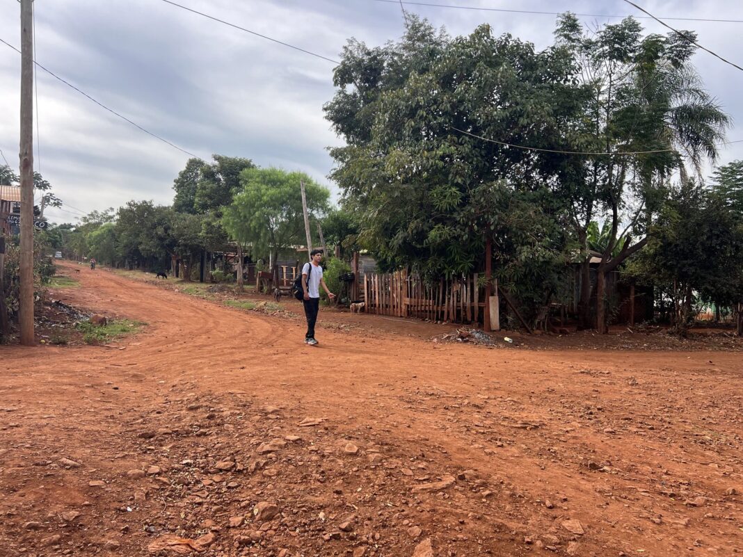 Niños en zona rural de Misiones cerca de una escuela
