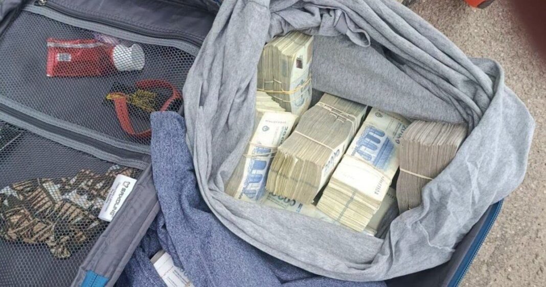 Mochila abandonada en banquina de ruta en La Pampa con dinero