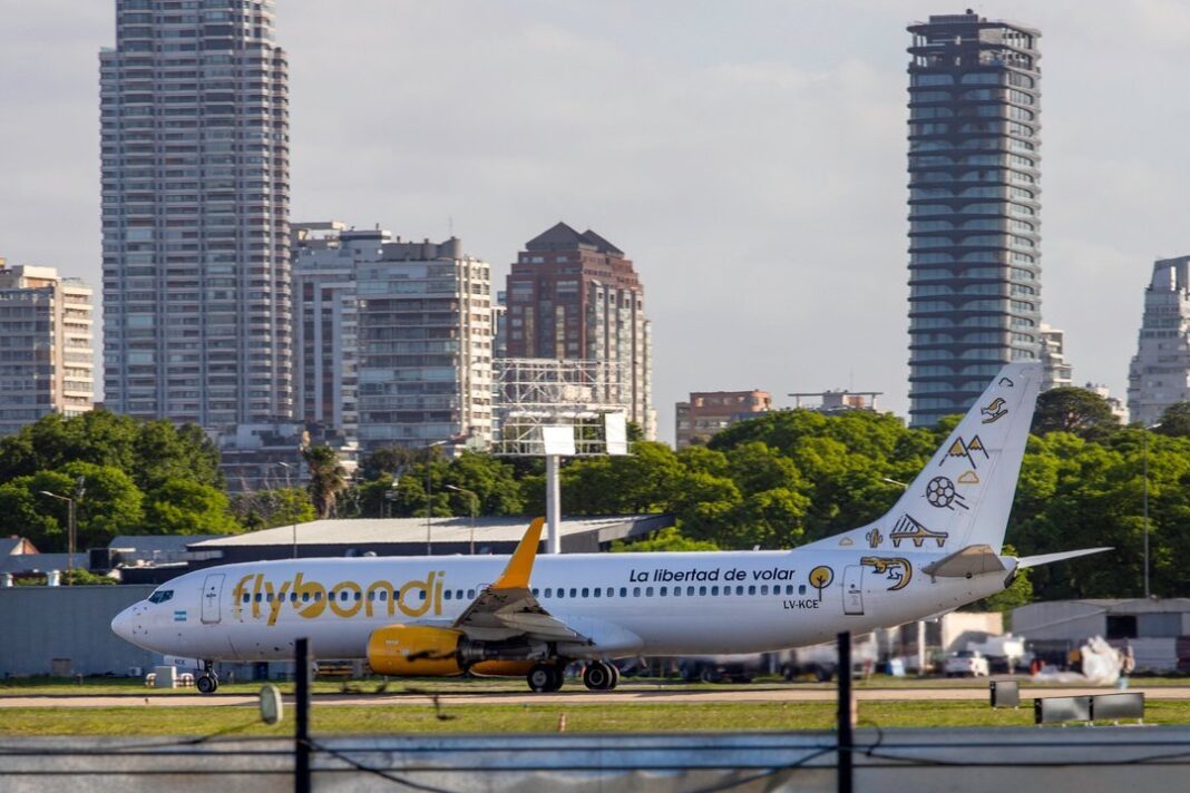 Avión de Flybondi en aeropuerto