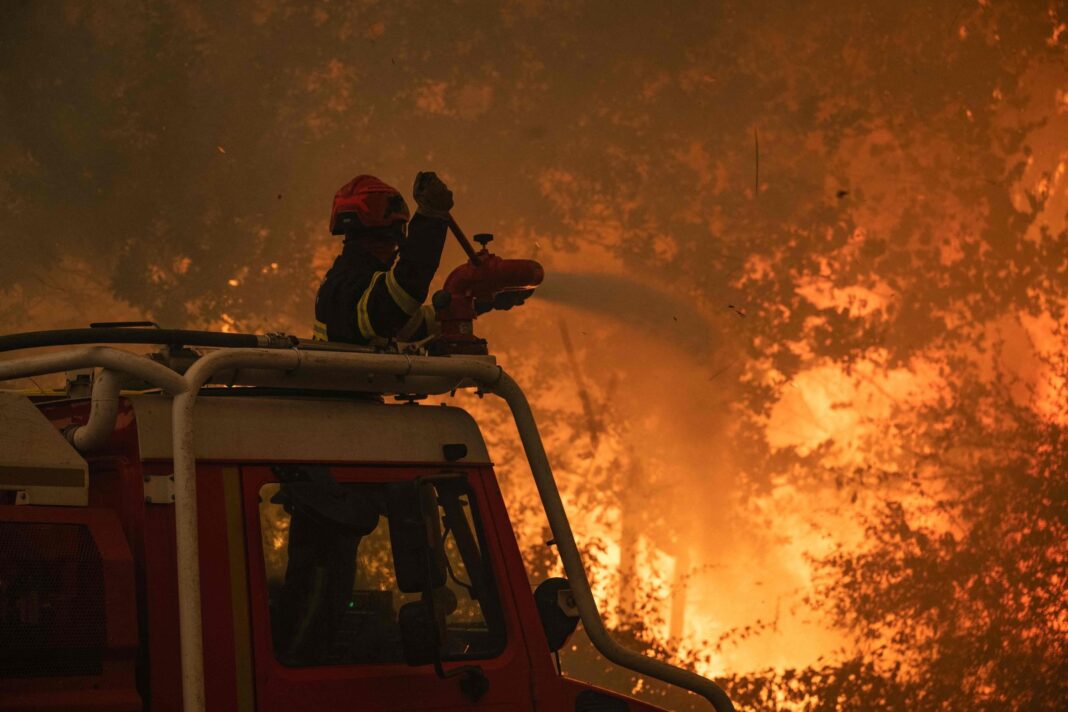 Columna de humo sobre un bosque en llamas en Gironda, Francia