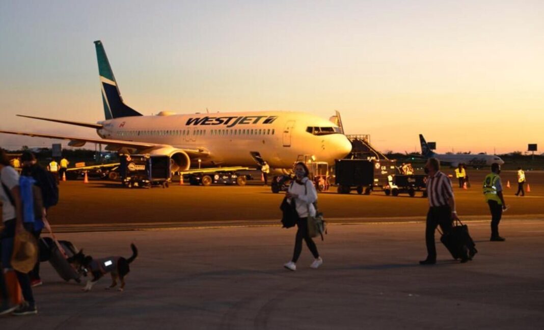 Avión de WestJet en aeropuerto de Guanacaste