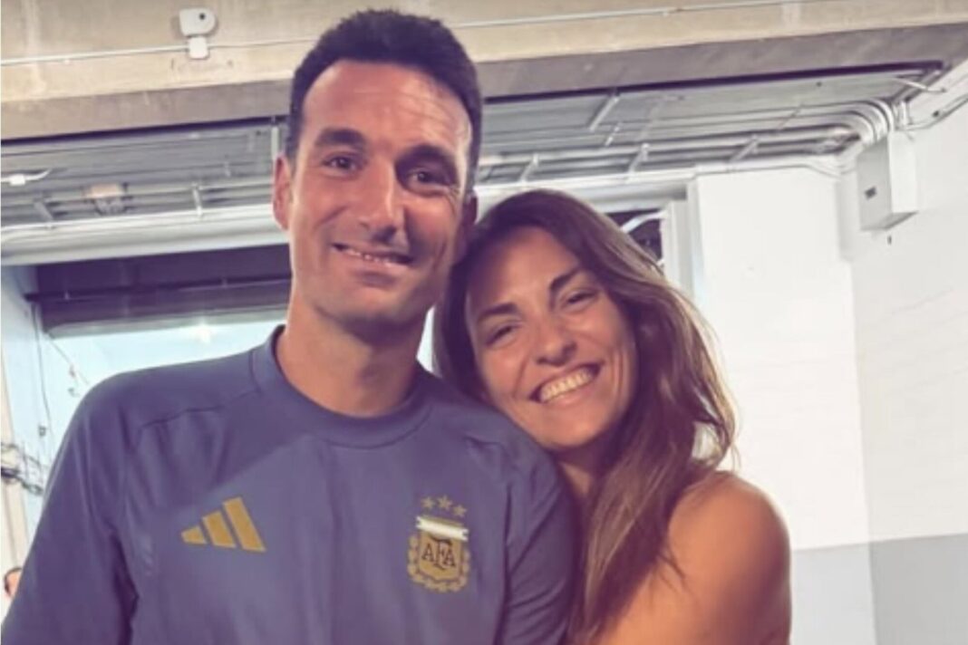 Corina Scaloni abraza a su hermano Lionel Scaloni, vestido con ropa de la selección argentina