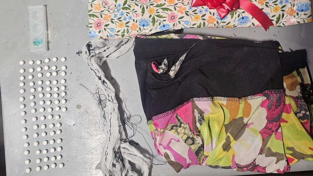Pastillas blancas sobre una superficie, junto a prendas de vestir, durante un operativo de la DNCD en el aeropuerto de República Dominicana