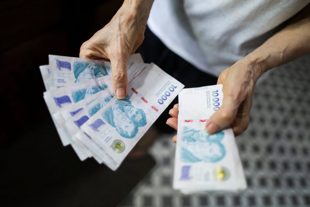 Surtidor de nafta con precios visibles en Argentina