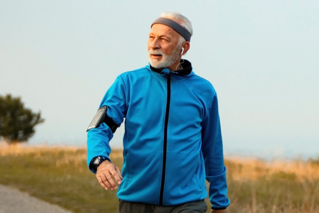 Adulto mayor caminando al aire libre