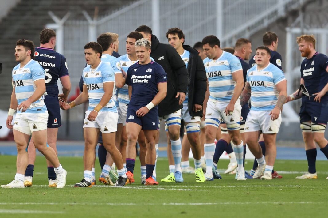 Jugadores de Los Pumas y Escocia durante el partido en el estadio Mario Alberto Kempes