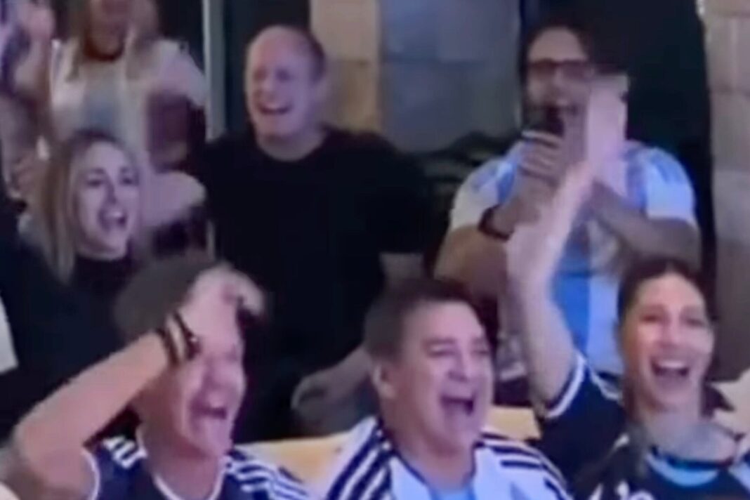 Martín Insaurralde fumando un habano mientras mira el partido de Argentina contra Suiza