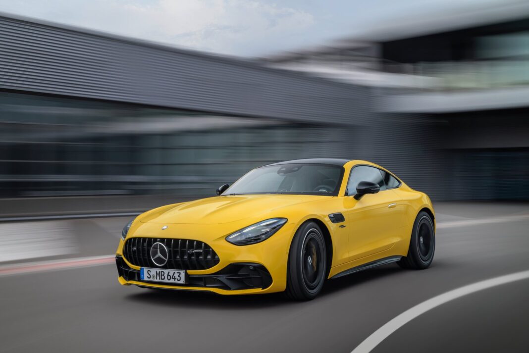 Mercedes-AMG GT 43 color amarillo sol, vista lateral