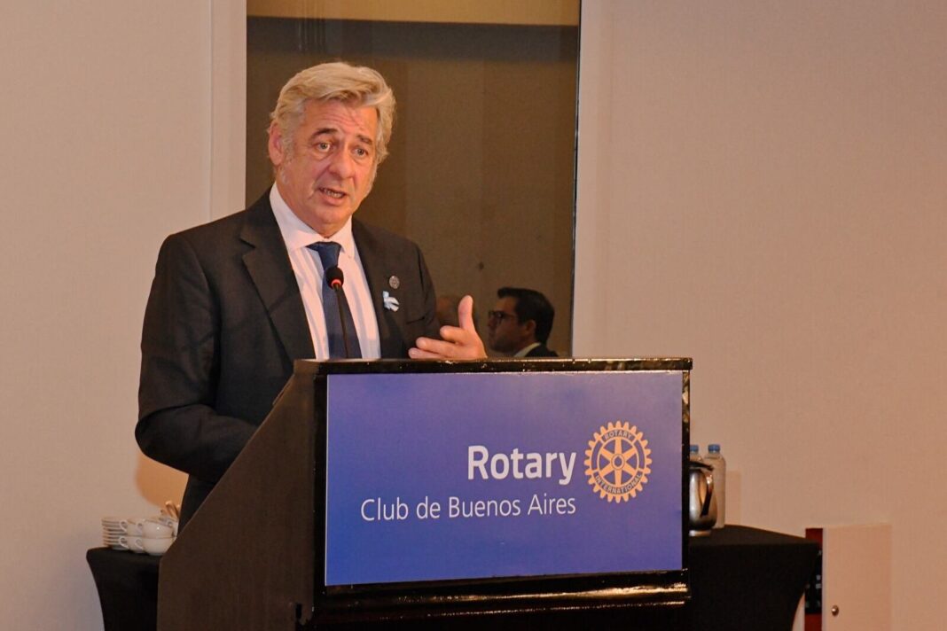 Nicolás Pino durante un almuerzo del Rotary Club de Buenos Aires