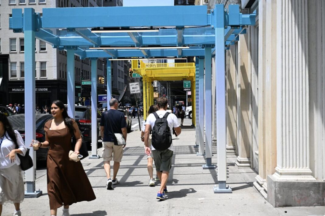 Prototipos de andamios peatonales instalados en Nueva York