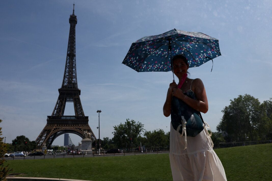 Personas en una calle de París durante una ola de calor