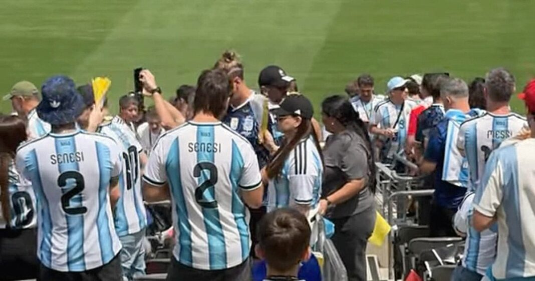 María Julia del Castillo Orellana con camiseta argentina en estadio durante el Mundial de EE.UU.