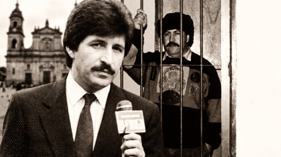 Luis Alirio Calle en el momento de la entrega de Pablo Escobar