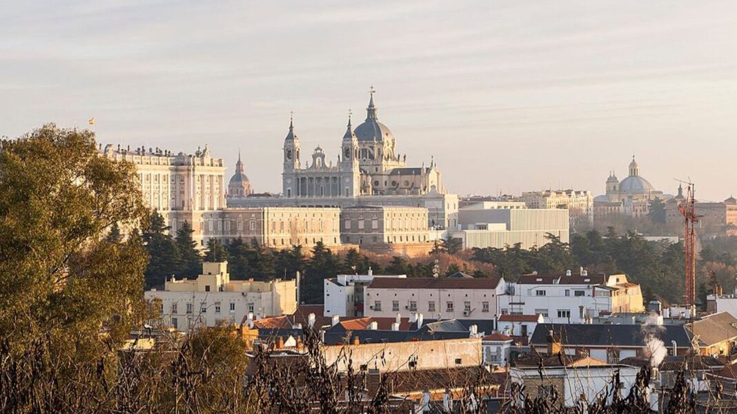 Vista de la ciudad de Madrid con cielo despejado