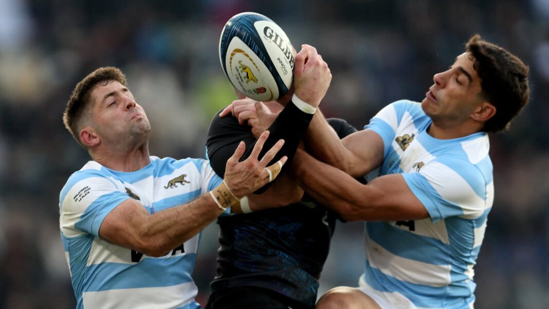 Los Pumas formados para el himno nacional antes de un partido de rugby