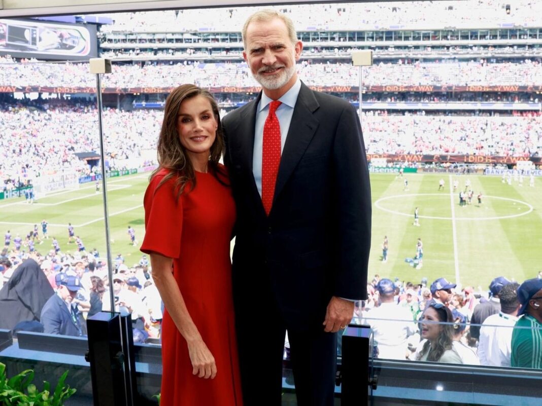 Reina Letizia con vestido rojo de Adolfo Domínguez en la final del Mundial 2026