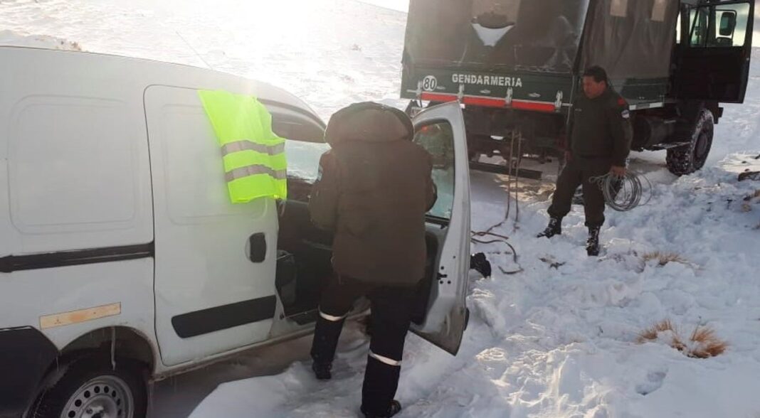 Rescatistas en operativo de rescate en alta montaña mendocina durante nevada