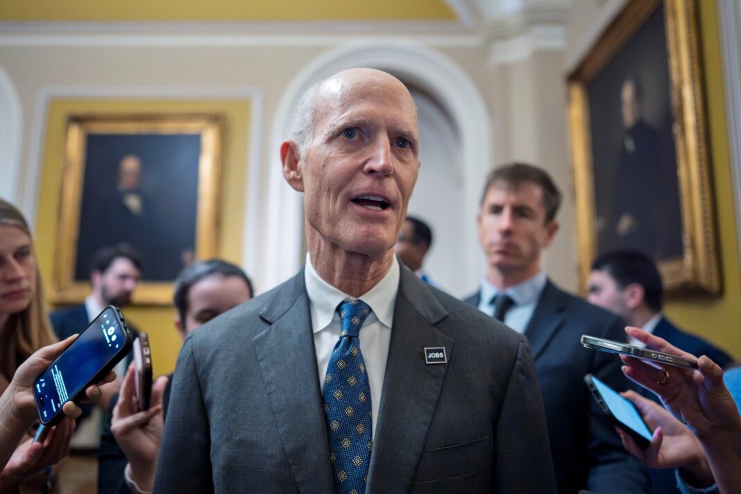 Senador Rick Scott hablando en una entrevista radial