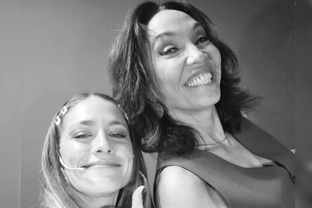 Rocío Igarzábal sosteniendo un teléfono, con fondo neutro, en referencia a su publicación sobre Ernestina Pais