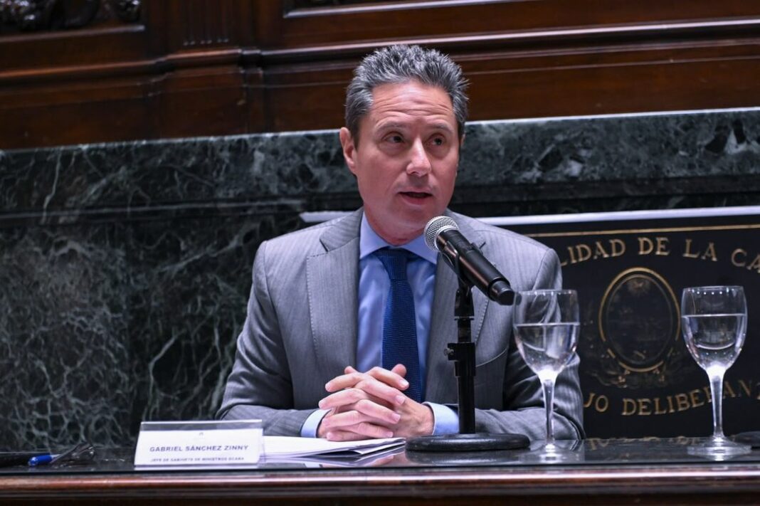 Gabriel Sánchez Zinny durante su exposición en la Legislatura porteña
