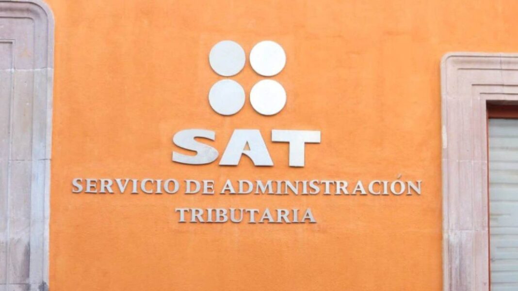 Logo del SAT y documentos fiscales