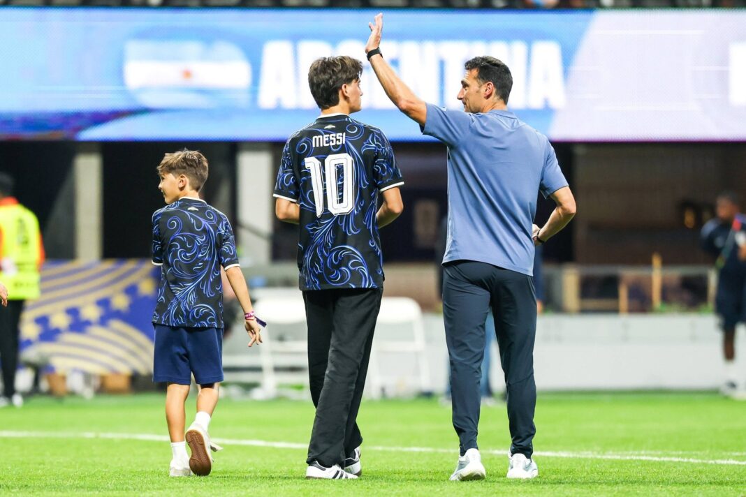 Lionel Scaloni abrazando a su esposa Elisa Montero y sus hijos en el banco de suplentes del estadio de Atlanta