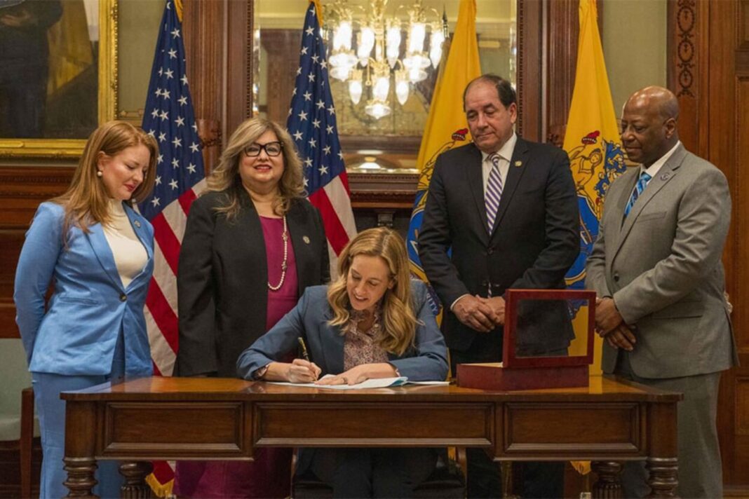 Gobernadora Mikie Sherrill firmando leyes energéticas en Nueva Jersey