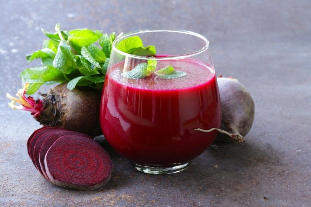 Remolacha, té verde y café sobre una mesa