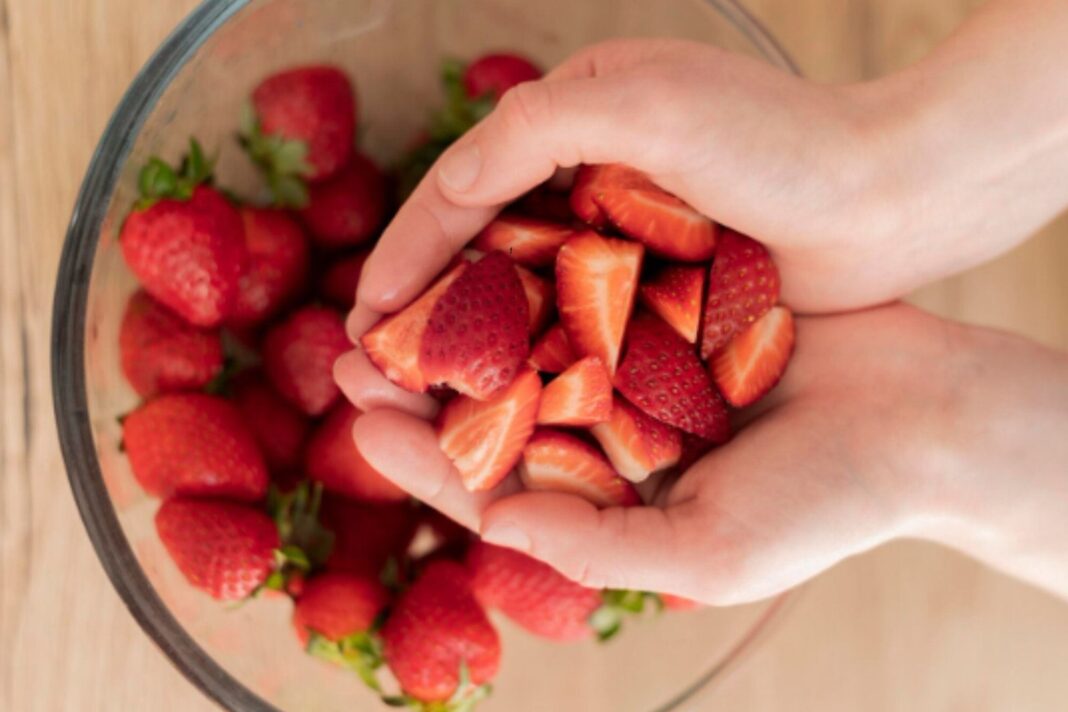 Frutillas frescas en un recipiente hermético dentro de una heladera