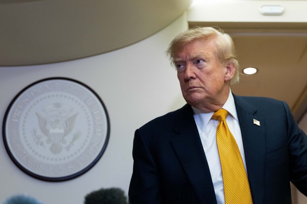 Donald Trump hablando en un podio