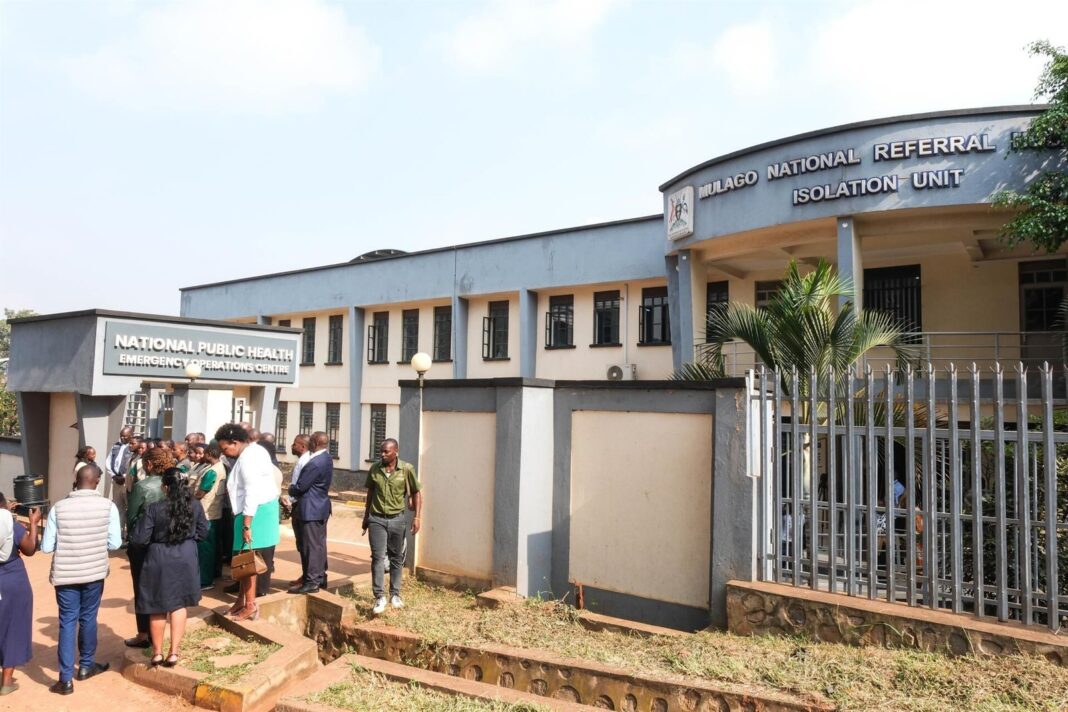 Personal sanitario atiende a paciente con ébola en Uganda
