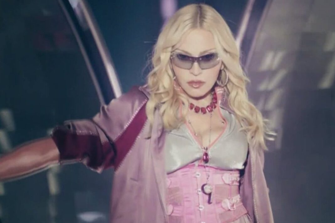 Madonna sobre un boggie durante el show del entretiempo del Mundial 2026