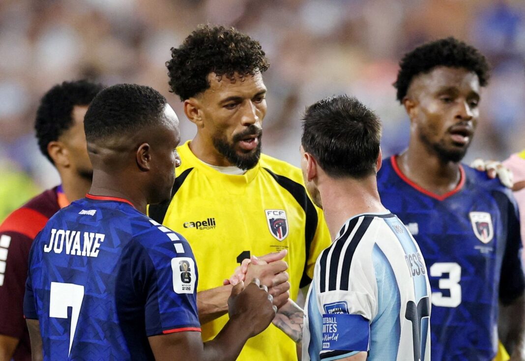 Vozinha y Lionel Messi intercambiando camisetas tras el partido Argentina vs. Cabo Verde en el Mundial 2026