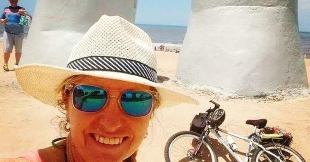 Personas mayores viajando en moto, bicicleta y a pie