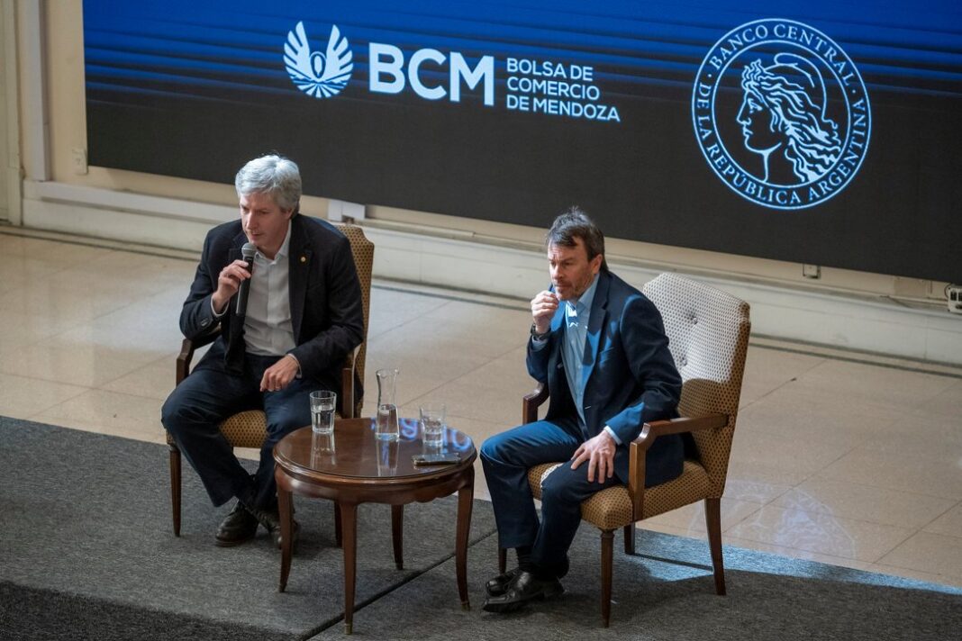 Santiago Bausili, presidente del BCRA, durante su exposición en la Bolsa de Comercio de Mendoza