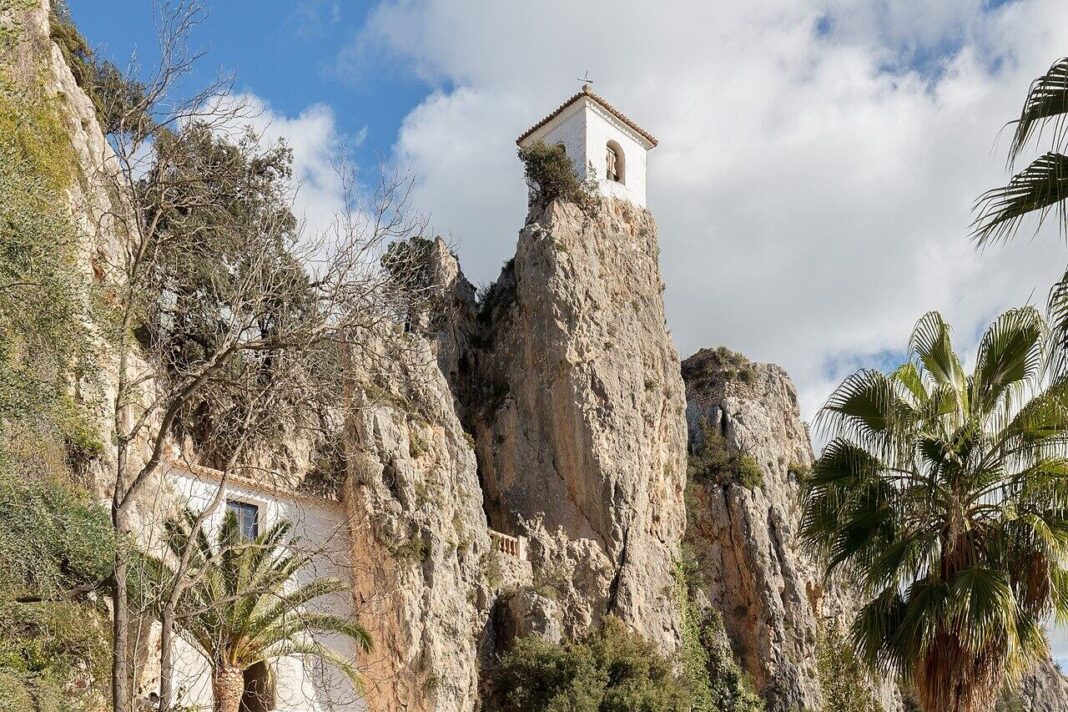 Vista del pueblo de El Castell de Guadalest sobre la roca con el campanario de la iglesia