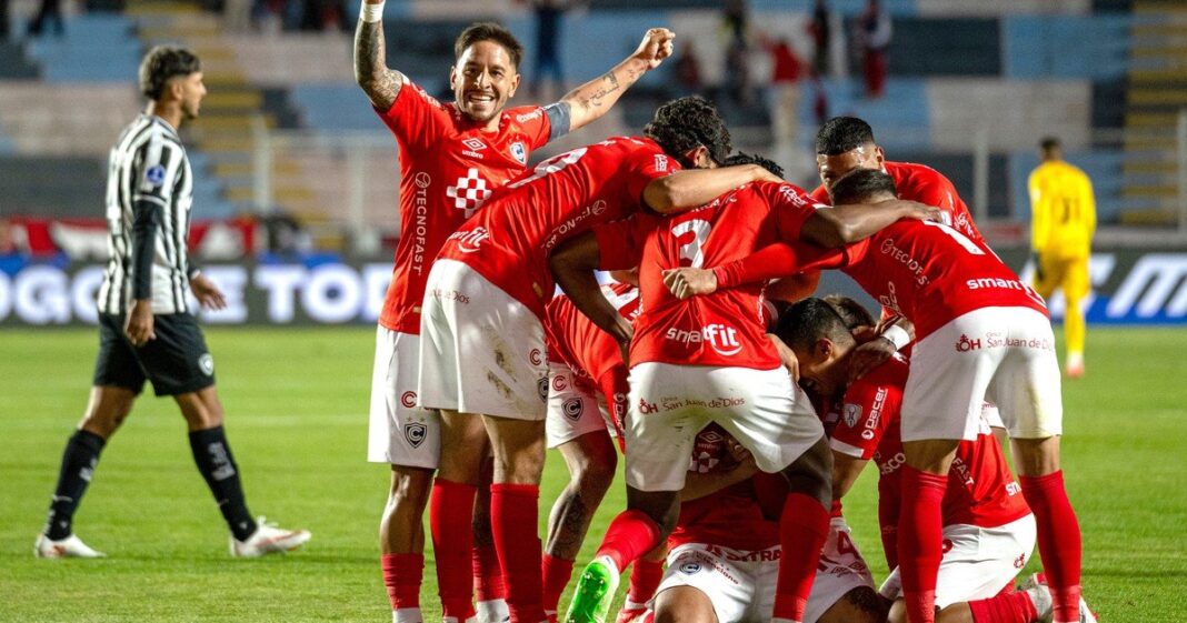 Jugadores de Cienciano celebran un gol ante Botafogo en el estadio Inca Garcilaso de la Vega