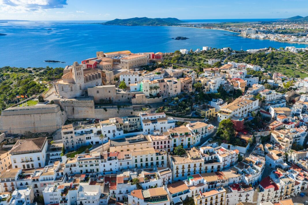 Vista de un pueblo blanco andaluz sobre una colina