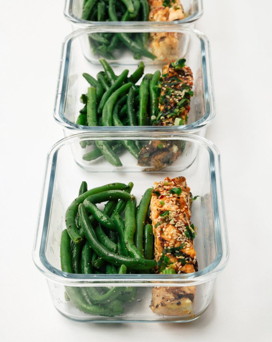 Plato con alimentos variados y saludables