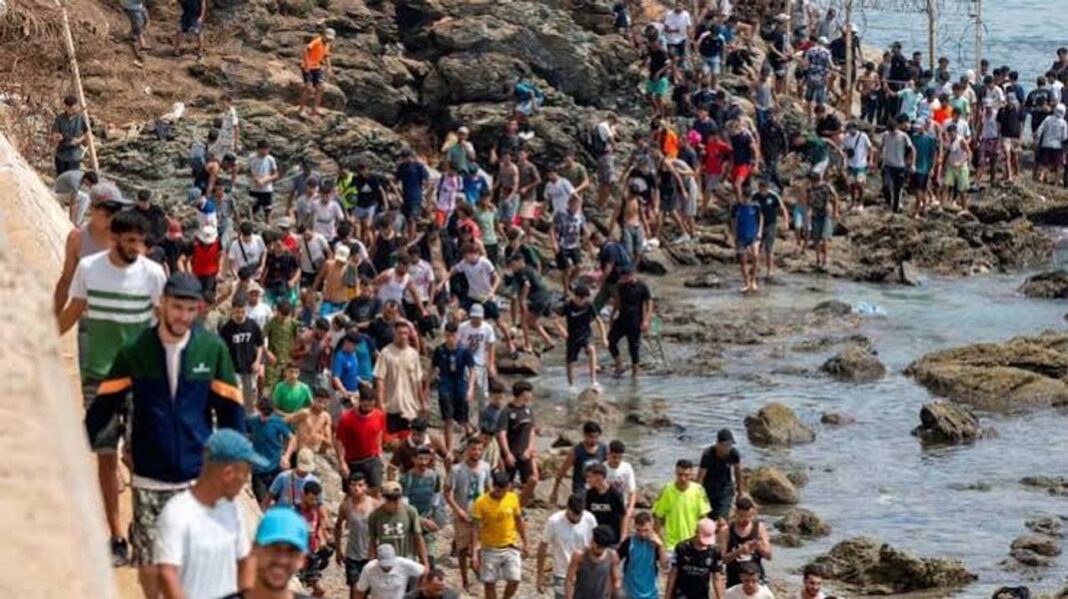 Soldados españoles patrullando en Ceuta