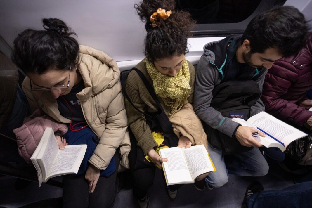 Personas leyendo libros en un vagón del subte de Buenos Aires durante el Día del Lector