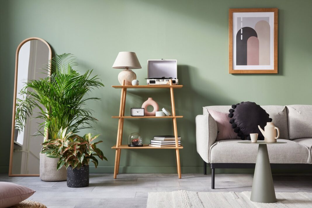 Interior de una vivienda ordenada y luminosa con estilo escandinavo