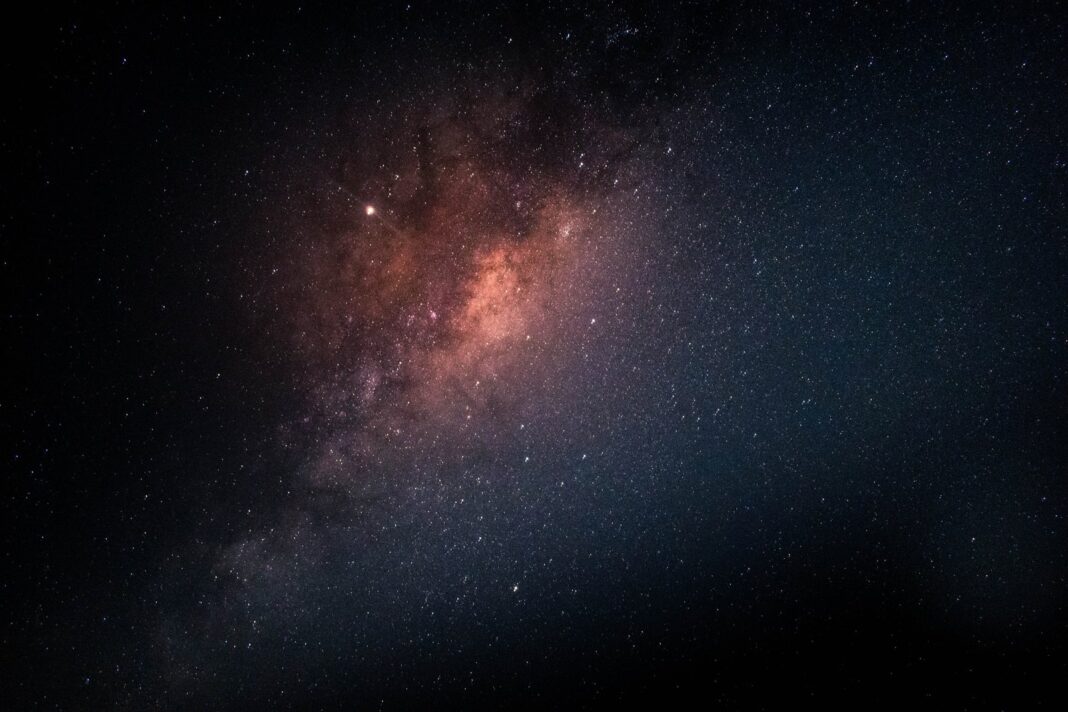 Radiotelescopio apuntando al cielo nocturno