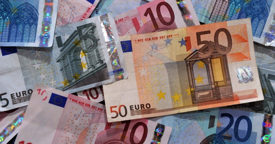 Imagen de billetes de euro y bolívares