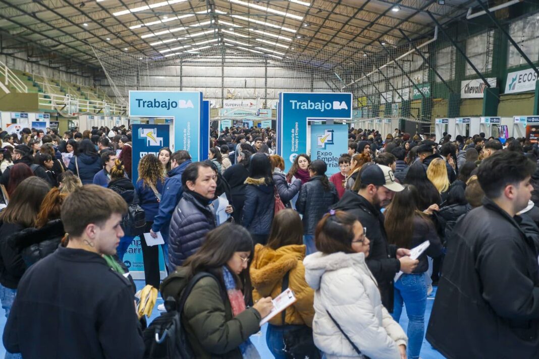 Personas en la Expo Empleo Barrial en el microestadio de Ferro, Caballito