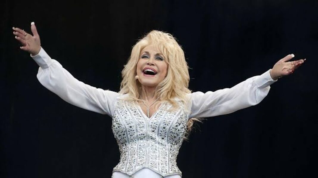 Dolly Parton en un escenario